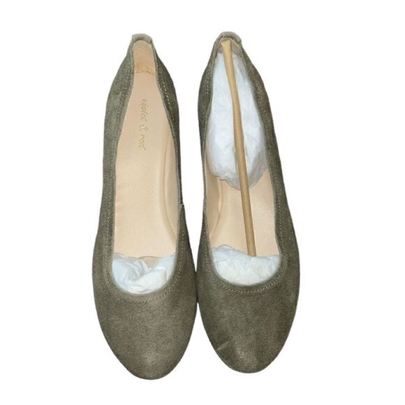 Violet & Red Ballet Flat Green Suede Leather
Shoes(Size 8.5M) - Picture 7 of 9